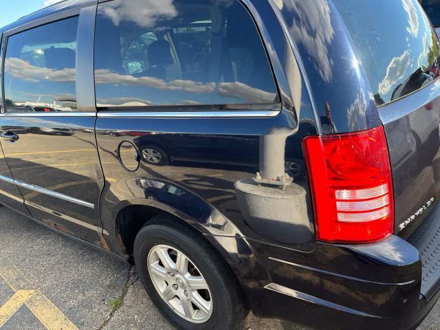2010 Chrysler Town And Country - $2,780