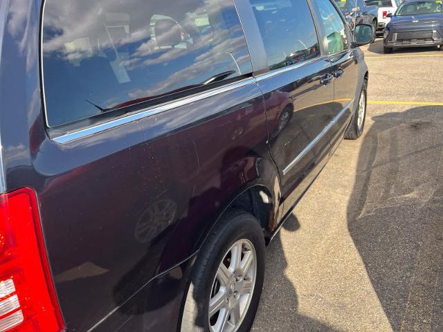 2010 Chrysler Town And Country - $2,780