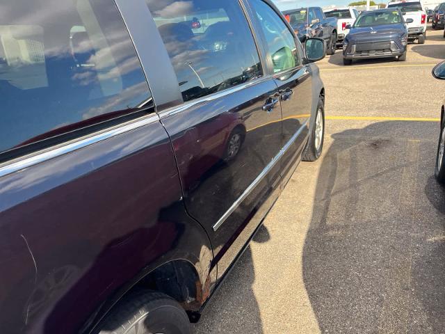 2010 Chrysler Town And Country - $2,780