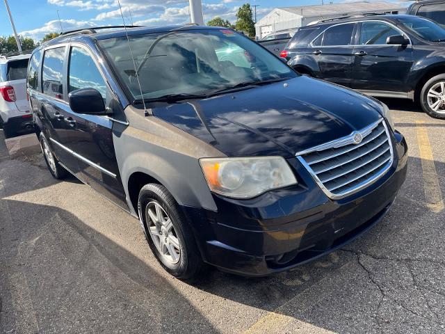 2010 Chrysler Town And Country - $2,780