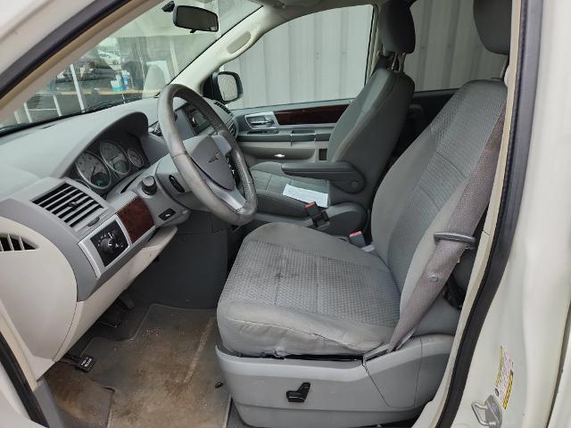 2010 Chrysler Town And Country - $3,179