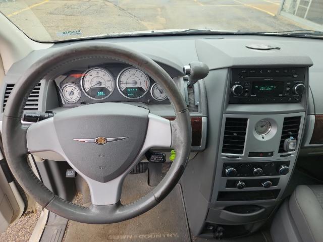 2010 Chrysler Town And Country - $3,179
