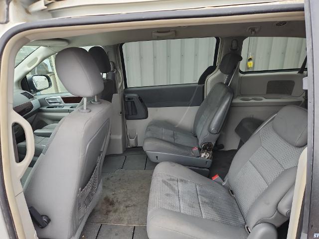 2010 Chrysler Town And Country - $3,179