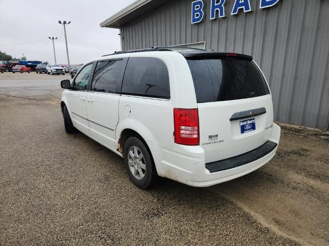 2010 Chrysler Town And Country - $3,179