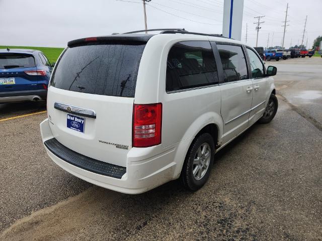 2010 Chrysler Town And Country - $3,179