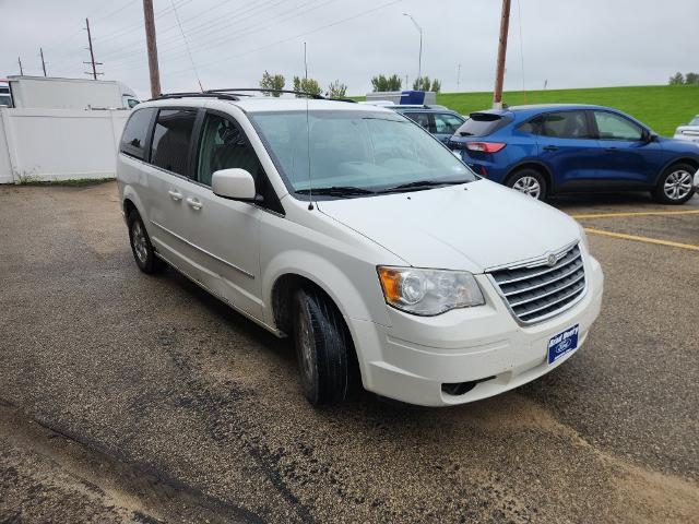 2010 Chrysler Town And Country - $3,179