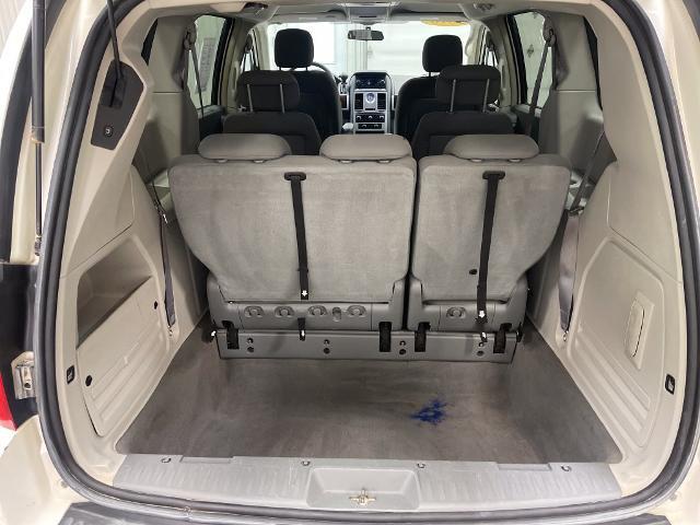 2010 Chrysler Town And Country - $3,179