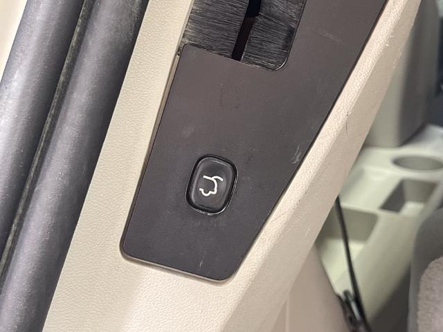 2010 Chrysler Town And Country - $3,179