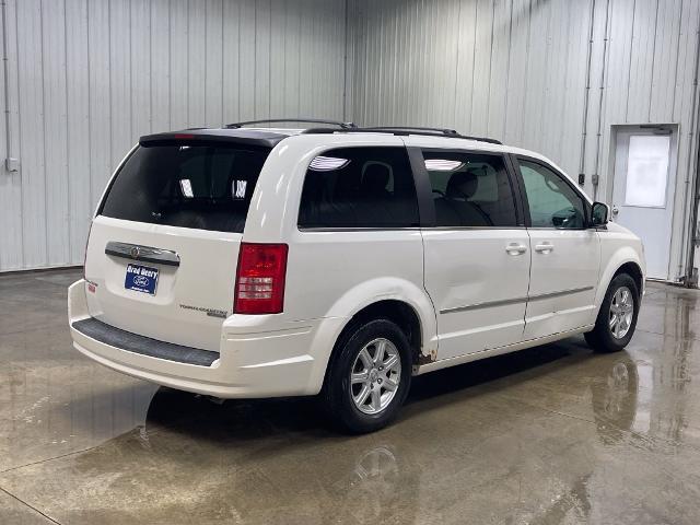 2010 Chrysler Town And Country - $3,179