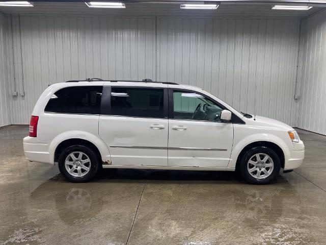 2010 Chrysler Town And Country - $3,179
