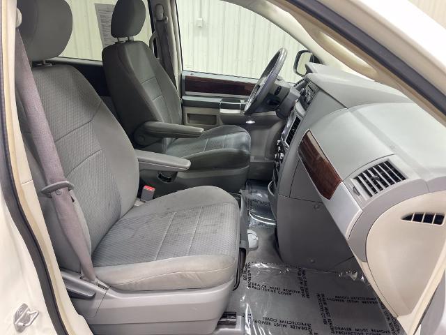 2010 Chrysler Town And Country - $3,179