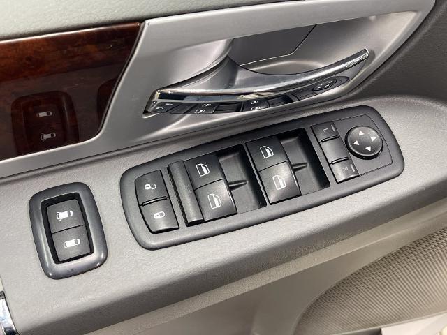 2010 Chrysler Town And Country - $3,179