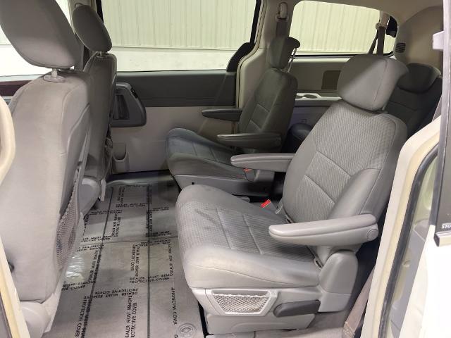 2010 Chrysler Town And Country - $3,179