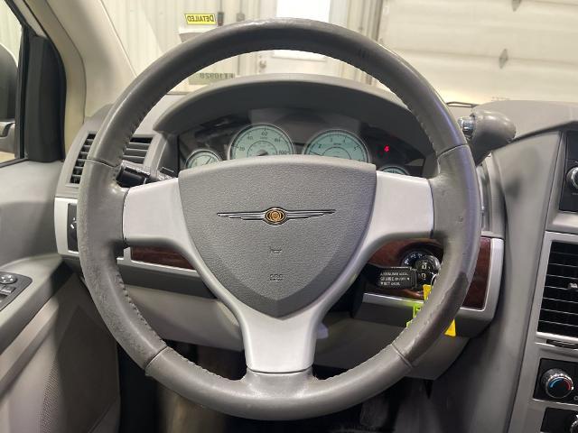 2010 Chrysler Town And Country - $3,179