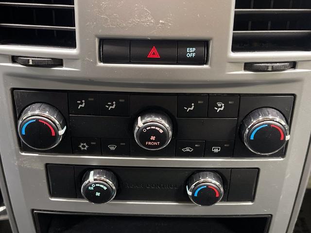 2010 Chrysler Town And Country - $3,179