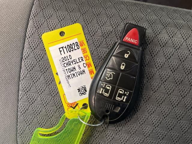 2010 Chrysler Town And Country - $3,179