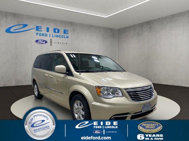 2011 Chrysler Town And Country - $4,500