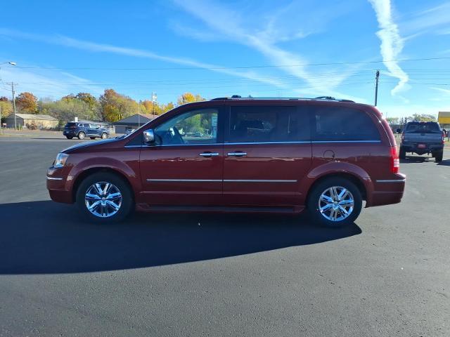 2010 Chrysler Town And Country - $9,995
