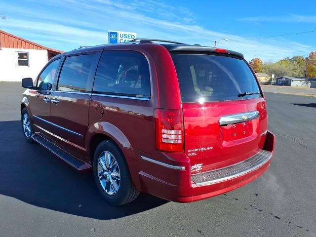 2010 Chrysler Town And Country - $9,995