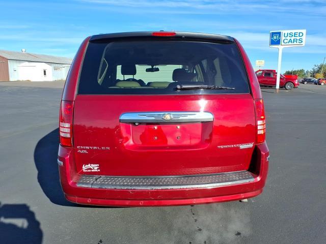 2010 Chrysler Town And Country - $9,995