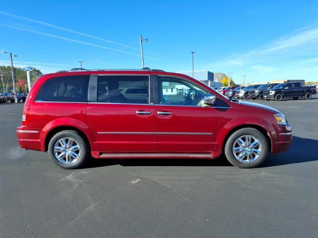 2010 Chrysler Town And Country - $9,995