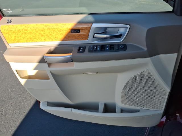 2010 Chrysler Town And Country - $9,995