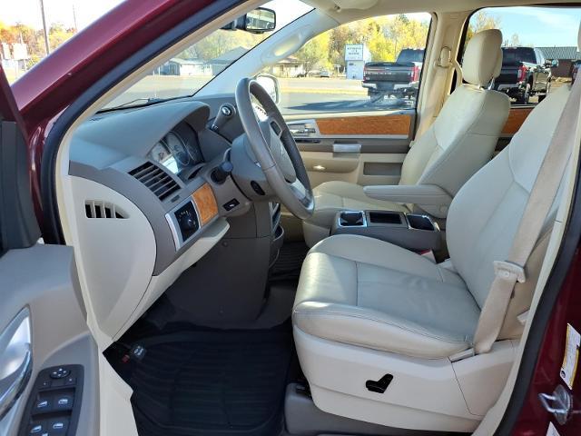 2010 Chrysler Town And Country - $9,995