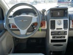 2009 Town and Country Thumbnail 17
