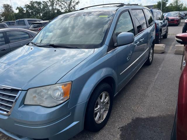 2009 Chrysler Town And Country - $2,180