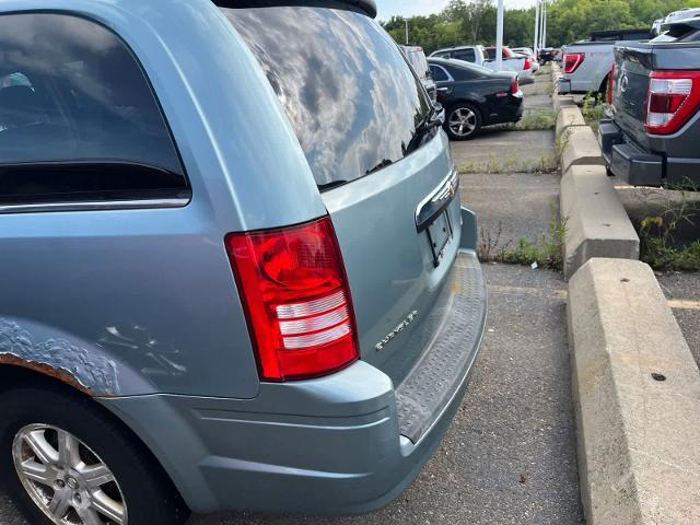 2009 Chrysler Town And Country - $2,180