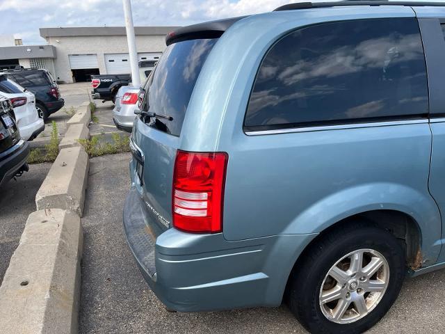 2009 Chrysler Town And Country - $2,180