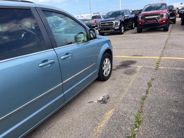 2009 Chrysler Town And Country - $2,180