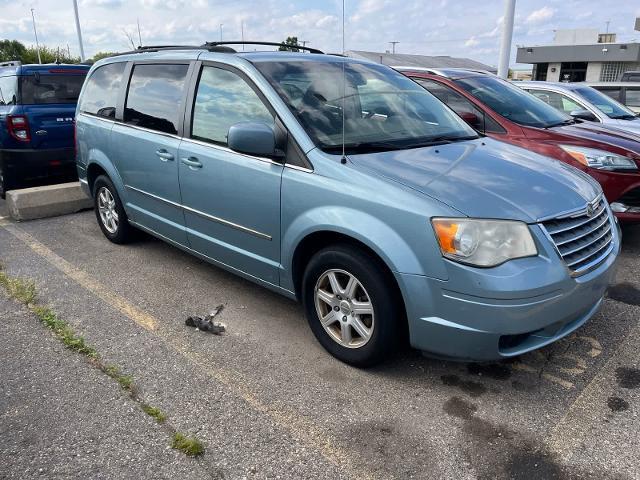 2009 Chrysler Town And Country - $2,180