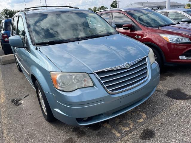 2009 Chrysler Town And Country - $2,180