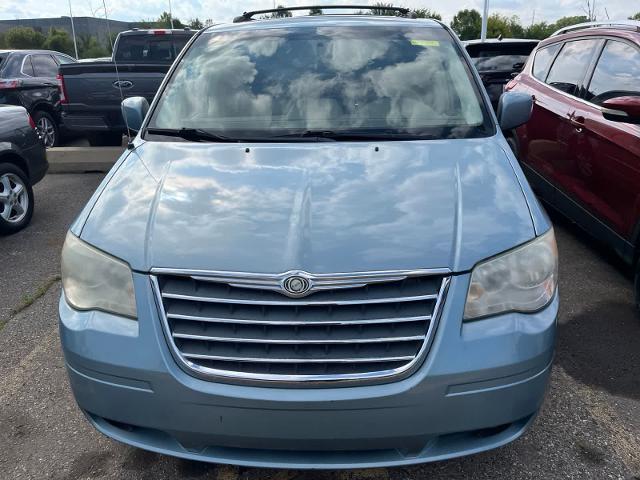 2009 Chrysler Town And Country - $2,180