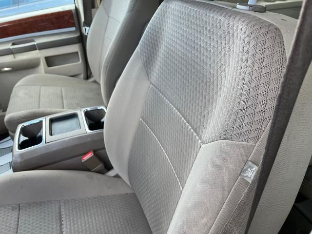 2009 Chrysler Town And Country - $2,180