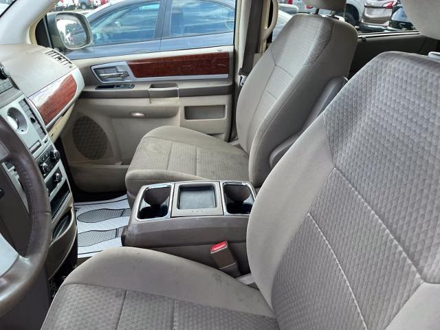 2009 Chrysler Town And Country - $2,180