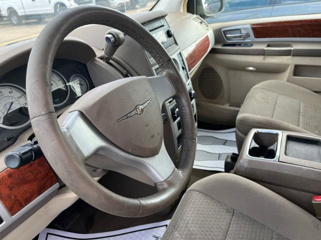 2009 Chrysler Town And Country - $2,180