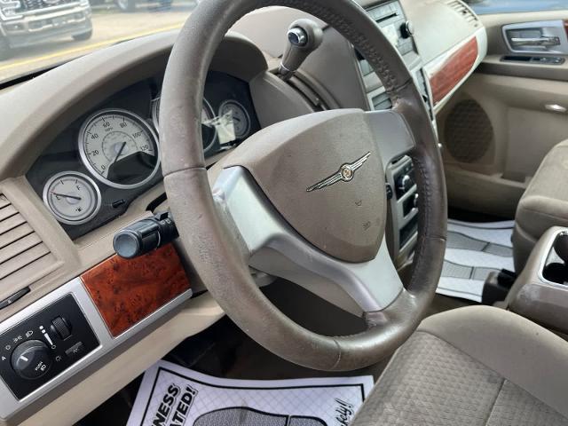 2009 Chrysler Town And Country - $2,180