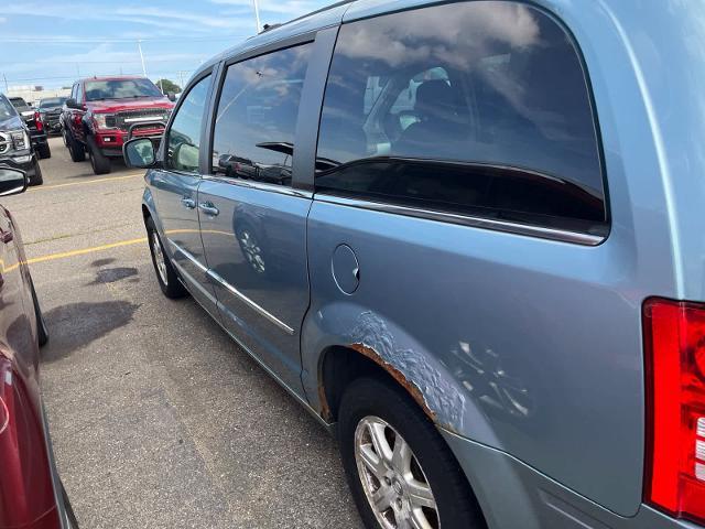 2009 Chrysler Town And Country - $2,180