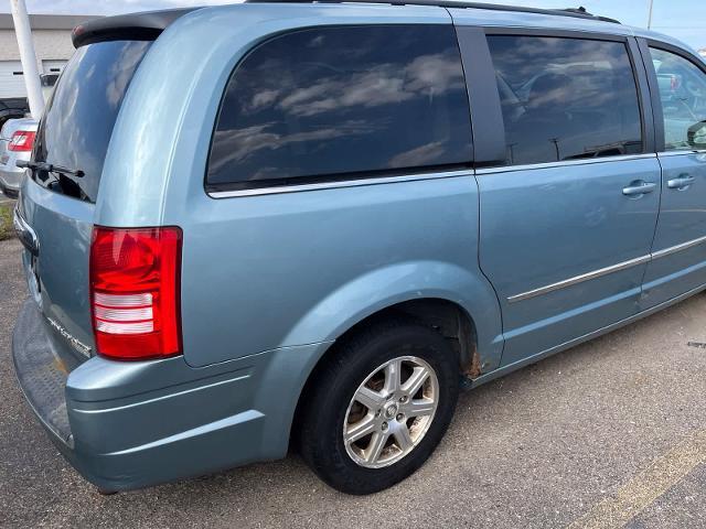 2009 Chrysler Town And Country - $2,180