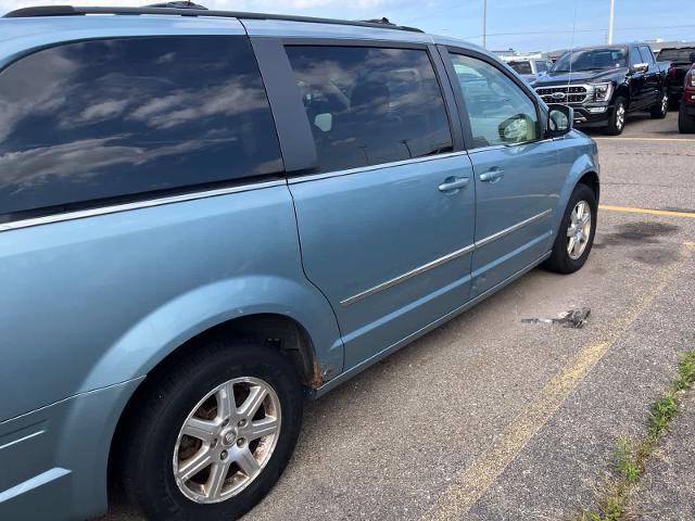 2009 Chrysler Town And Country - $2,180
