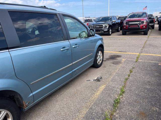 2009 Chrysler Town And Country - $2,180