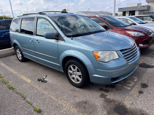 2009 Chrysler Town And Country - $2,180