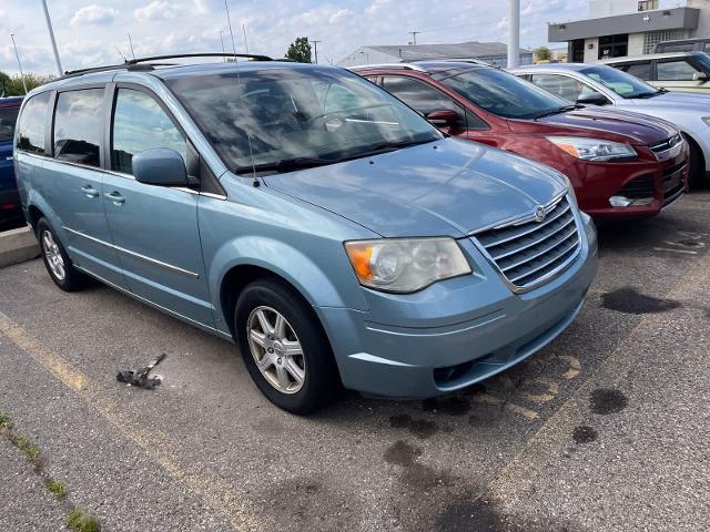 2009 Chrysler Town And Country - $2,180