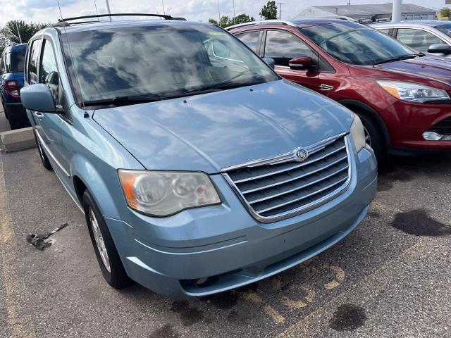 2009 Chrysler Town And Country - $2,180