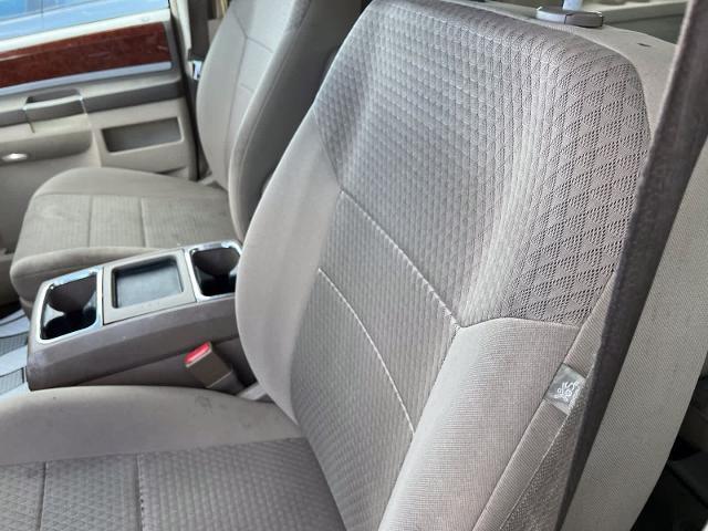 2009 Chrysler Town And Country - $2,180