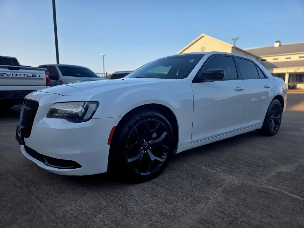 2021 Chrysler 300 - $18,277