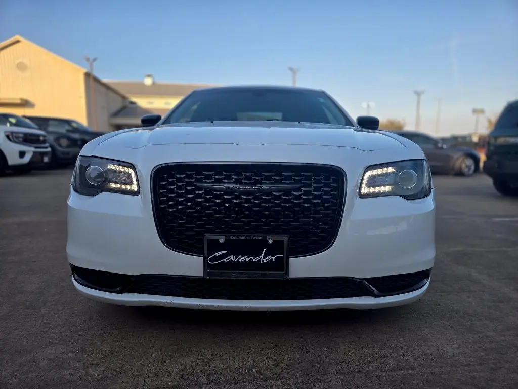 2021 Chrysler 300 - $18,277