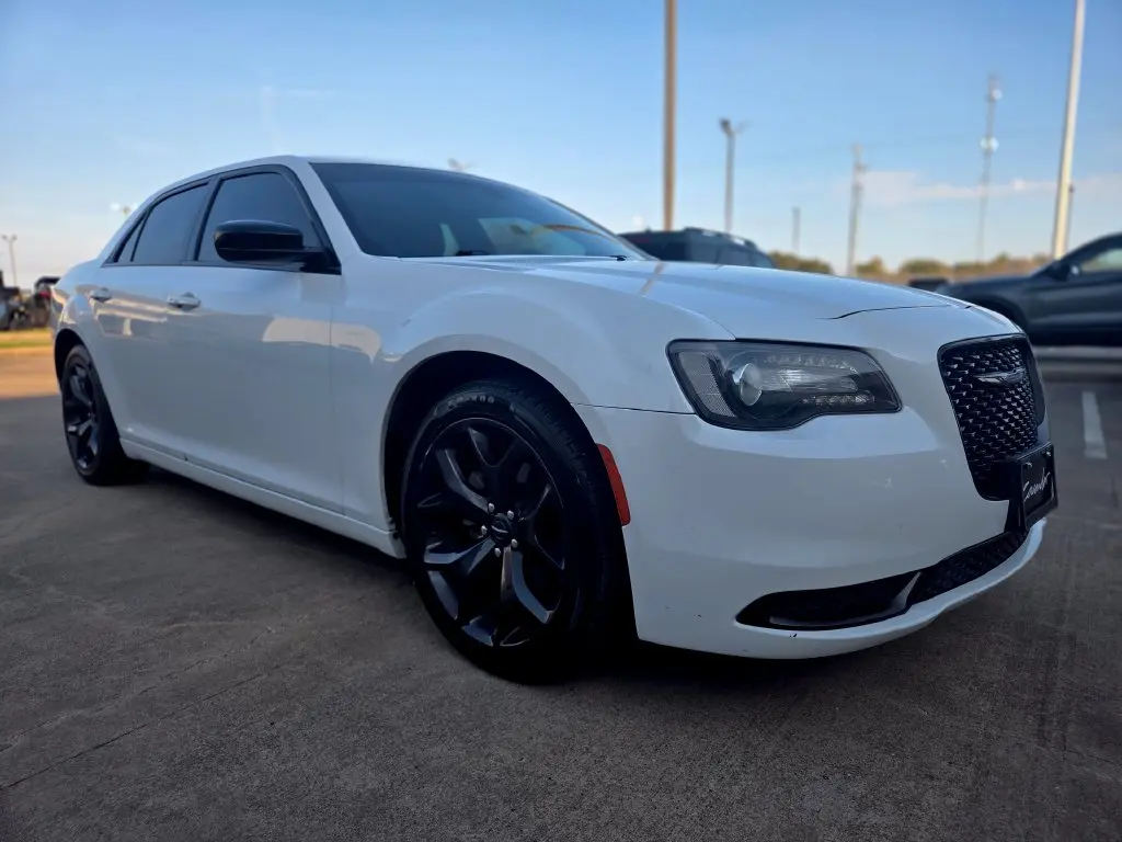 2021 Chrysler 300 - $18,277